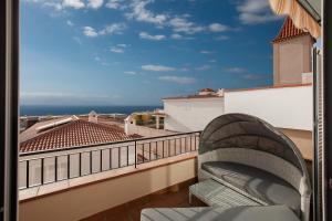 a balcony with a view of the ocean from a building at Residencial Playa de La Arena in Puerto de Santiago