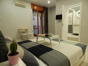 En eller flere senge i et værelse på Mola Rooms