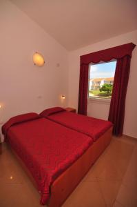 Un pat sau paturi într-o cameră la Kazela Apartments