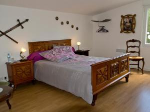 sypialnia z łóżkiem i krzyżem na ścianie w obiekcie Châtelet Camelot w mieście Plouha