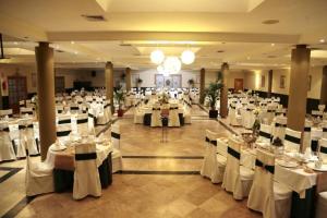 Reštaurácia alebo iné gastronomické zariadenie v ubytovaní Hostal Restaurante Dulcinea de El Toboso