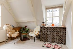 a room with chairs and a table and a window at Rembrandt Studio's in Amsterdam