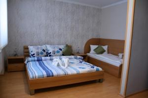Hotel Baník Handlová tesisinde bir odada yatak veya yataklar