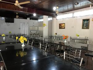 Restoran atau tempat lain untuk makan di Gnaanams Hotel and Restaurant