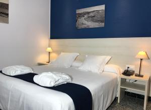 a bedroom with a bed with white towels on it at Hotel Gri-Mar in Llança