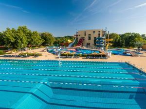 een groot zwembad met een waterpark bij Apartments Matija Terme Ptuj in Ptuj