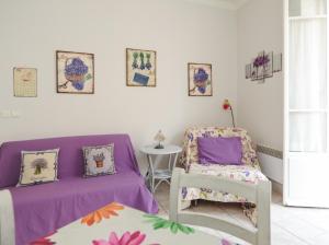 ニースにあるLa Romantica Dante Five stars Holiday Houseのベッドと椅子が備わる客室です。