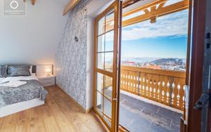 Postel nebo postele na pokoji v ubytování Wonder Home - Apartamenty w spokojnej okolicy, z widokiem na góry