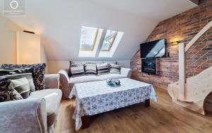 TV a/nebo společenská místnost v ubytování Wonder Home - Apartamenty w spokojnej okolicy, z widokiem na góry