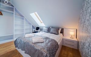 Postel nebo postele na pokoji v ubytování Wonder Home - Apartamenty w spokojnej okolicy, z widokiem na góry