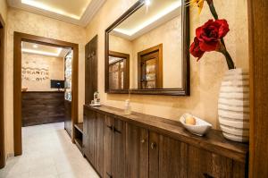Koupelna v ubytování Romantik Spa Hotel