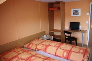 Postel nebo postele na pokoji v ubytování Hotel Restaurant Koi-Gartenteich