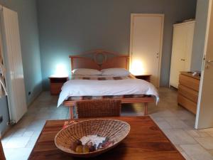 ein Schlafzimmer mit einem Bett und einem Obstkorb in der Unterkunft Casa Maria Teresa in Cannero Riviera