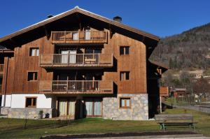 un gran edificio de madera con balcones. en Résidence Les Chardons Argentés 2 en Samoëns