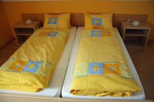 Postel nebo postele na pokoji v ubytování Hotel Restaurant Koi-Gartenteich