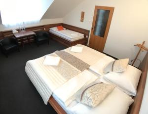 Postel nebo postele na pokoji v ubytování Hotel ROSE Břeclav + 28 fotografií