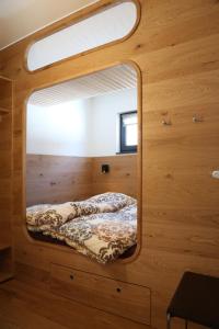 バーワングにあるLEHNER Panorama Alpensuitenの鏡付きの部屋のベッド1台