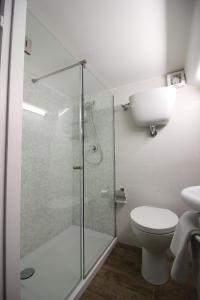 ローマにあるRelax Apartment Zanardelli, Piazza Navonaのバスルーム(シャワー、トイレ、シンク付)