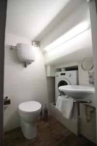 ローマにあるRelax Apartment Zanardelli, Piazza Navonaのバスルーム(白いトイレ、シンク付)