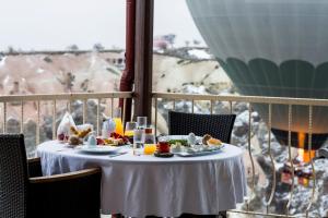 Makanan di atau berdekatan hotel