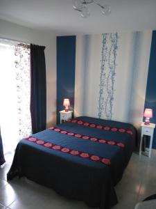 a bedroom with two beds with blue and red at La chambre du harpiste in Saint-Mars-la-Jaille