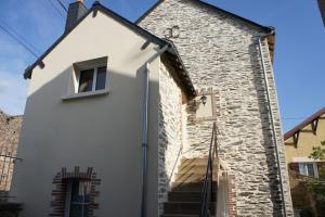 een stenen huis met een trap daarheen bij La chambre du harpiste in Saint-Mars-la-Jaille