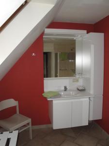 bagno con lavandino e parete rossa di B&B De Polderhoeve a Blankenberge
