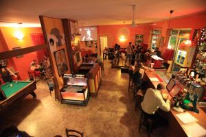 Biliár nebo kulečník v ubytování Sunflower Beach Backpacker Hostel & Bar