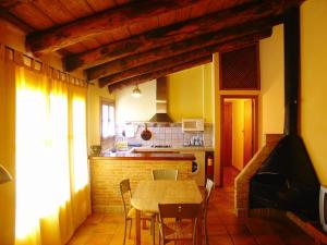 Una cocina o zona de cocina en Casa Mur Artesania