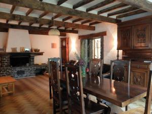 uma sala de estar com uma mesa de madeira e uma lareira em Auberge du prieure em Saint-André-de-Rosans