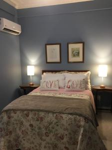 1 dormitorio con 1 cama grande y 2 lámparas en Anexo Ipanema en Río de Janeiro