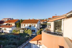 Vistas al mar de una ciudad con casas en Apartments Villa Rotim, en Zadar