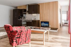 ein Wohnzimmer mit einem Tisch und einem Stuhl in der Unterkunft Appartements Solaris in Sölden