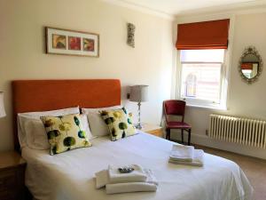 1 dormitorio con 1 cama blanca grande y toallas. en Bentinck Hotel en Nottingham