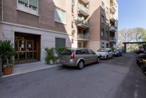 ローマにあるNinuphar Maisonの建物前の駐車場に2台駐車
