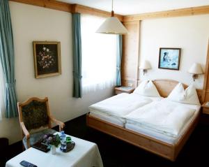 En eller flere senge i et værelse på Hotel Krug
