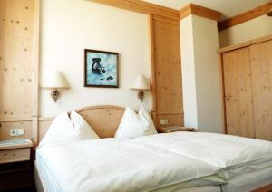 Ein Bett oder Betten in einem Zimmer der Unterkunft Hotel Krug