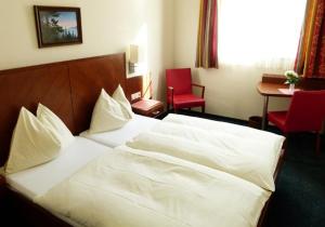 Ein Bett oder Betten in einem Zimmer der Unterkunft Hotel Krug