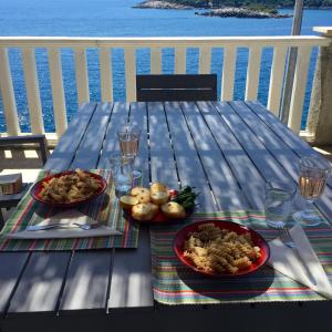 uma mesa azul com dois pratos de comida em Villa Terasa em Molunat