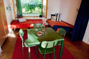um quarto com uma mesa e cadeiras e uma cama em Holiday Home Dajla 35 em Novigrad Istria