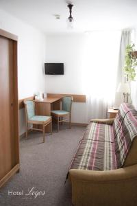 Cette chambre comprend un lit et un bureau. dans l'établissement Hotel Logos, à Lublin
