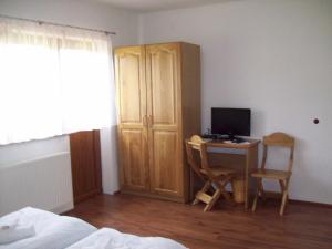 Schlafzimmer mit einem Schreibtisch, einem Computer und einem Bett in der Unterkunft House Mara in Korenica