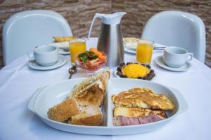una mesa con un plato de comida para el desayuno. en Cassino Motel en Natal
