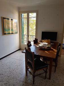 - une salle à manger avec une table et des chaises en bois dans l'établissement Maison Marijke, à Céret