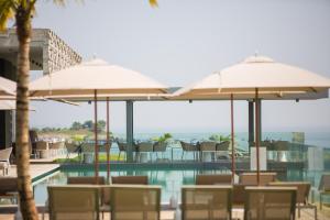 Bazén v ubytování Noom Hotel Conakry nebo v jeho okolí