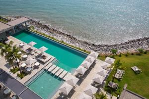 Bazén v ubytování Noom Hotel Conakry nebo v jeho okolí