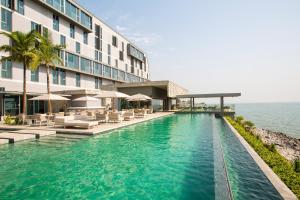 Bazén v ubytování Noom Hotel Conakry nebo v jeho okolí