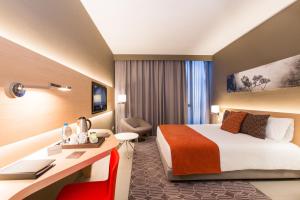 Postel nebo postele na pokoji v ubytování Noom Hotel Conakry