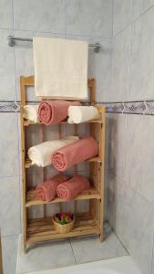 un toallero de madera con toallas en el baño en Apartment Nina and Nino en Sarajevo