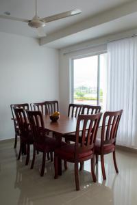 a dining room with a wooden table and chairs at Casa Vacacional Flandes in Flandes